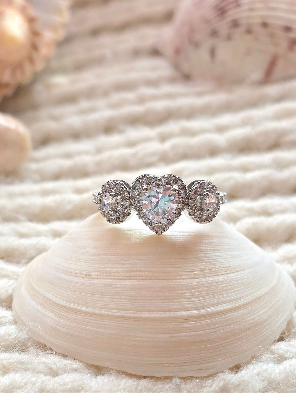 💎NEW💎 3 STONES HALO HEART RING
